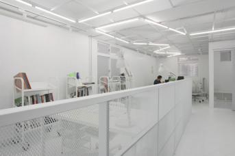辦公室裝修:建筑人的實(shí)驗(yàn)精神，將18坪新創(chuàng)辦公室變身白色幻境！